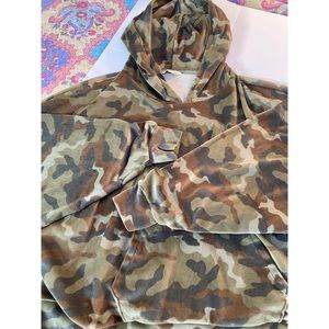 American Eagle Camo Drop Sleeve Cropped Ho…